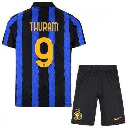 Inter Milan Thuram 9 Lasten Koti 2026-27 - Jalkapallo Pelipaidat (S/S) Inter Milan Thuram 9 Lasten Koti 2026-27 - Jalkapallo Pelipaidat (S/S)